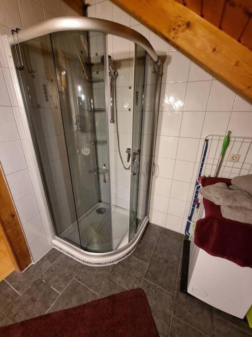 ארפורט Gemuetliche Dachgeschosswohnung מראה חיצוני תמונה