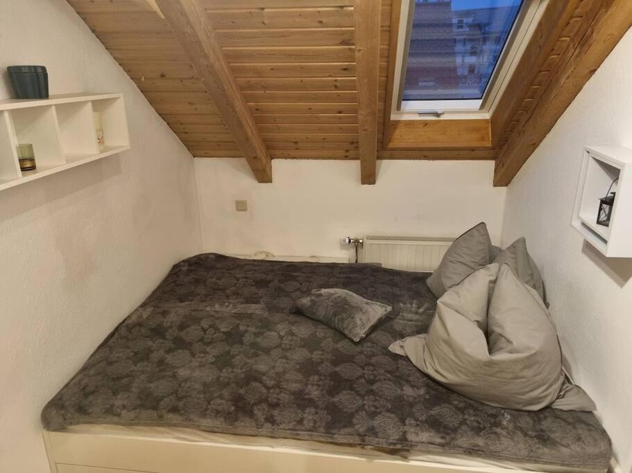 ארפורט Gemuetliche Dachgeschosswohnung מראה חיצוני תמונה