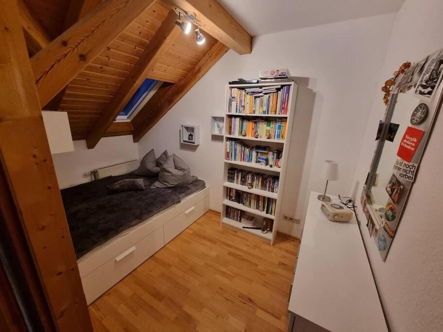 ארפורט Gemuetliche Dachgeschosswohnung מראה חיצוני תמונה